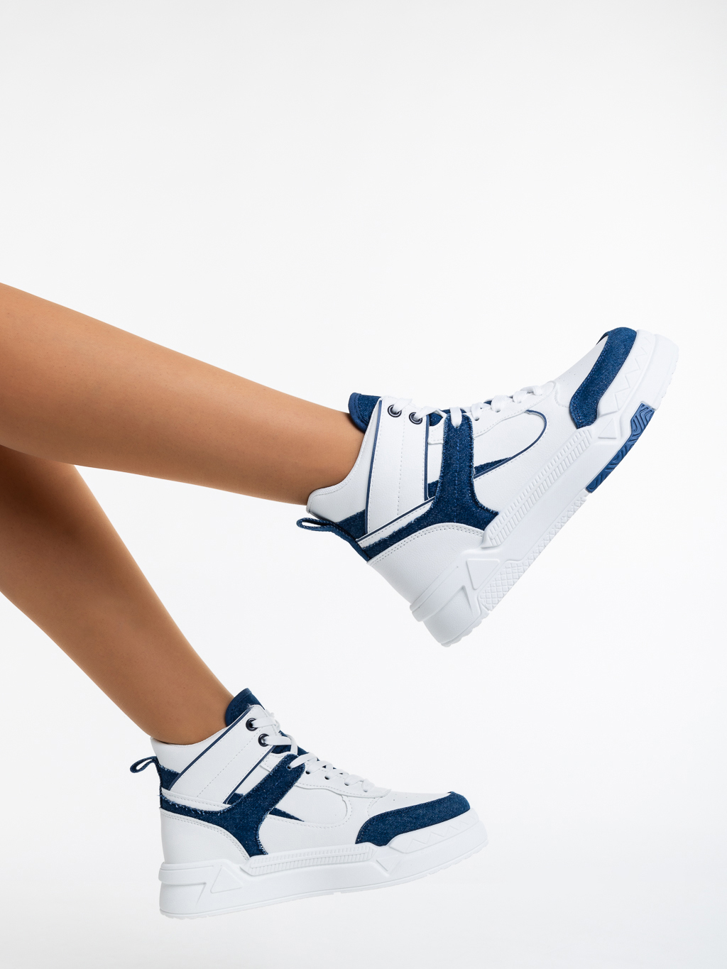 Дамски спортни обувки бели с тъмно синьо от еко кожа и текстилен материал Saranya - Kalapod.bg