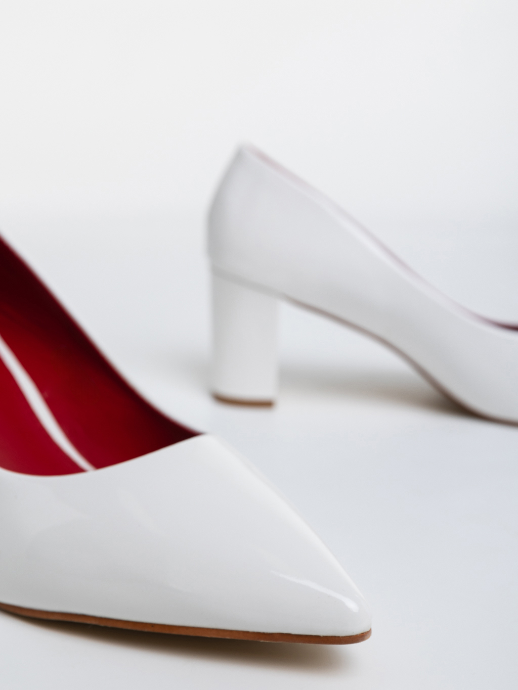Дамски обувки бели с ток от еко кожа лачена Aspasia, 6 - Kalapod.bg