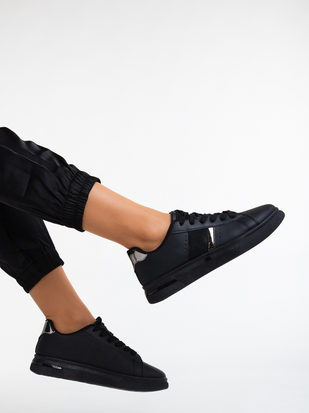 Дамски спортни обувки черни от еко кожа Ermelinda, 4 - Kalapod.bg