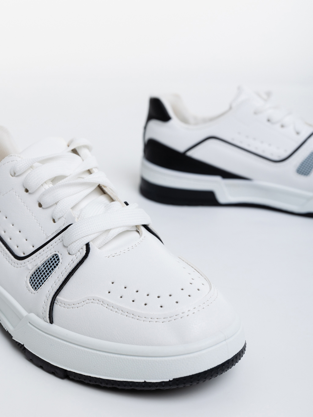 Дамски спортни обувки бели от еко кожа Aloysia, 6 - Kalapod.bg