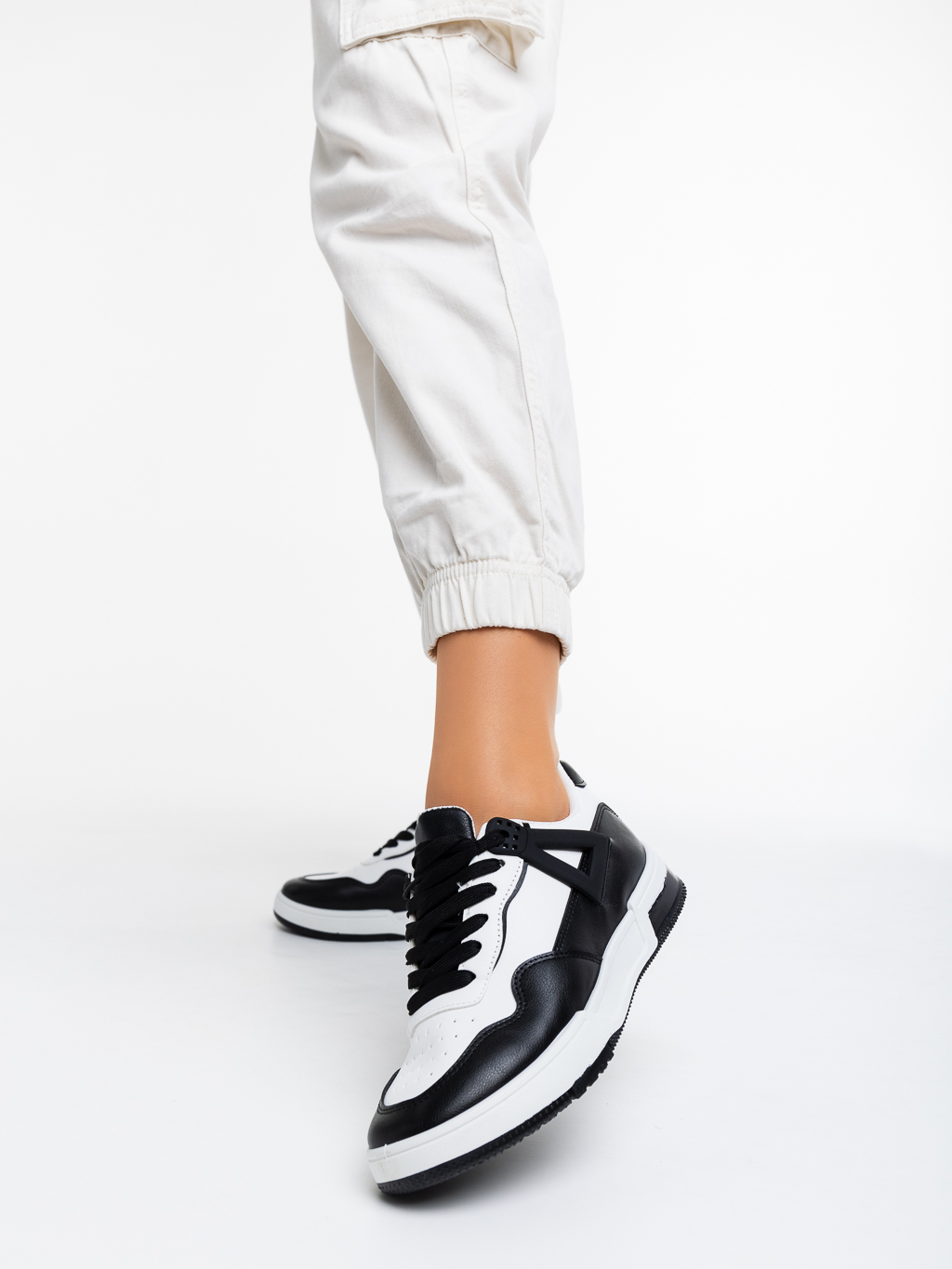Дамски спортни обувки бели с черно от еко кожа Milla, 2 - Kalapod.bg