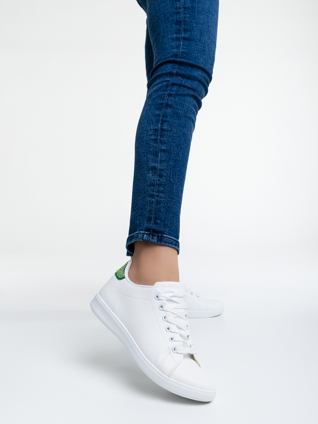 Дамски спортни обувки бели със зелено от еко кожа Liane, 2 - Kalapod.bg