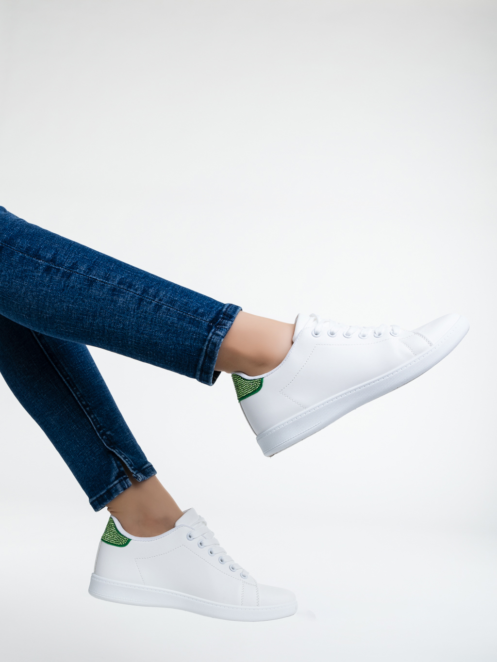 Дамски спортни обувки бели със зелено от еко кожа Liane - Kalapod.bg