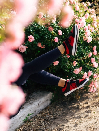 Дамски мокасини и балерини, Дамски спортни обувки червени с черно от екологична кожа Remmie - Kalapod.bg
