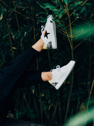 Дамски мокасини, Дамски  спортни обувки бели с черно от екологична кожа Yeva - Kalapod.bg