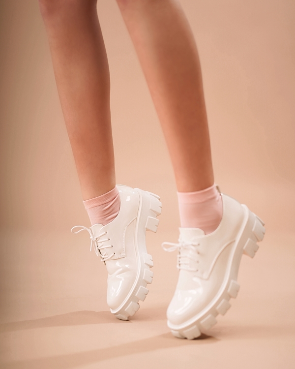 Всекидневни дамски обувки  бели от лачена еко кожа   Tayla - Kalapod.bg