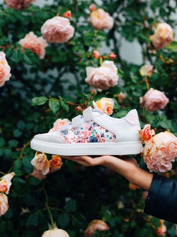 Дамски спортни обувки бели с цветя от екологична кожа Reiva - Kalapod.bg